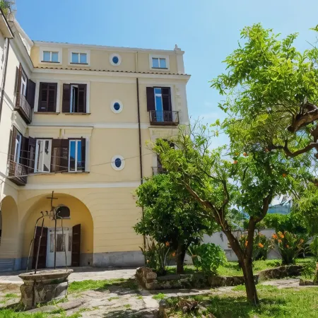 Coco's Apartments - de Vivo Realty