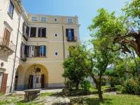 Coco's Apartments - de Vivo Realty