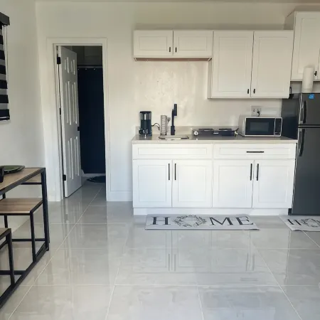 Chic studio with WiFi and AC in vibrant Miami