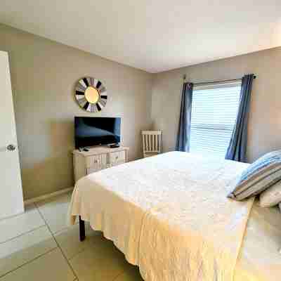 Ocean Front Condo - Views, Pool, Hot Tub, Pickleball -Tennis- Basketball Courts! Rooms