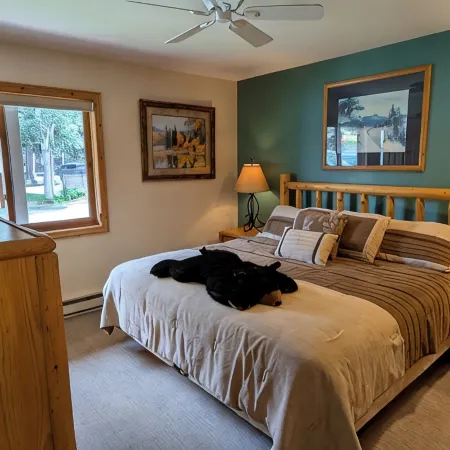 Remodeled Condo w/ FREE WiFi, Parking, Heated Pool, Hot Tubs, Skier Shuttles