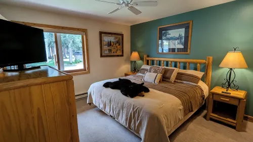 Remodeled Condo w/ FREE WiFi, Parking, Heated Pool, Hot Tubs, Skier Shuttles