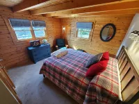 Sunset Cabin by the Sea: Log cabin w/ stunning ocean views. Unwind in paradise! - Hytter
