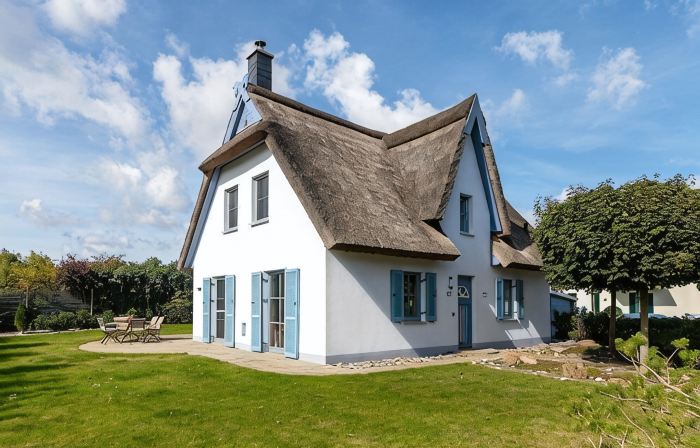 Charm & flair under thatch directly by the sea | Family-friendly