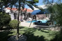 Villa with Books, Sun, Swing Bed, Private Pool And A Spacious Garden To Enjoy - Villas