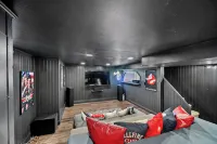 Close to Drake/Downtown - Filled With Amenities, Pet Friendly, Hot Tub, Theater!