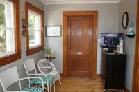 Completely renovated single family home with new furnishings. - Homestays