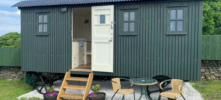 Sheldon Shepherd's Hut - Cosy Rural Retreat in the Peak District National Park Отели в г. Бейквелл