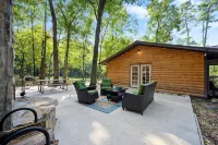 Boomer Bed & Bass; 2 bedroom, 2 bathroom family cabin. - Chalets