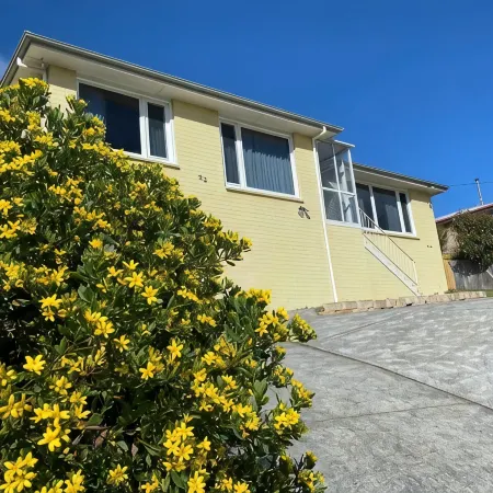 Spacious, Sunny House with View of Mt. Wellington