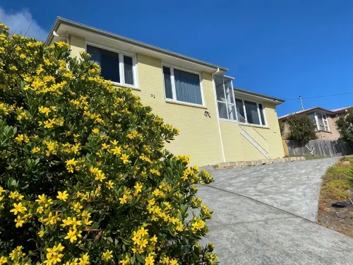 Spacious, Sunny House with View of Mt. Wellington - 2-Star