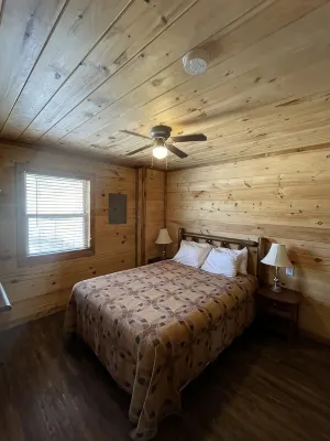 Lazy River Cabin on the edge of town only 1/2 mile from Current River ! - Chalets