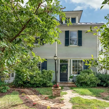 Queen City Hideaway - walk downtown, newly reno, classic, and cozy with views!