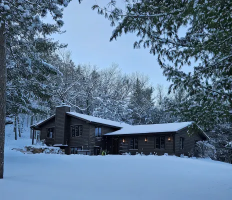Cabin with hot tub, heated swimming pool and acres of backyard hiking - Chalets