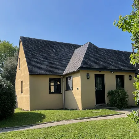 Cottage au Pied du lac au Duc, son Golf et sa Base Nautique