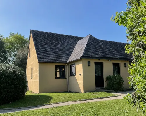 Cottage au Pied du lac au Duc, son Golf et sa Base Nautique プロエルメルのホテル