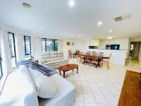 6 Bedroom House @ Gungahlin Town Center - บังกะโล