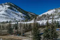 New Renovation 4 Bed - Walk to Gondola - Mountain Views - Ski Locker Included - chambre d’hôtes