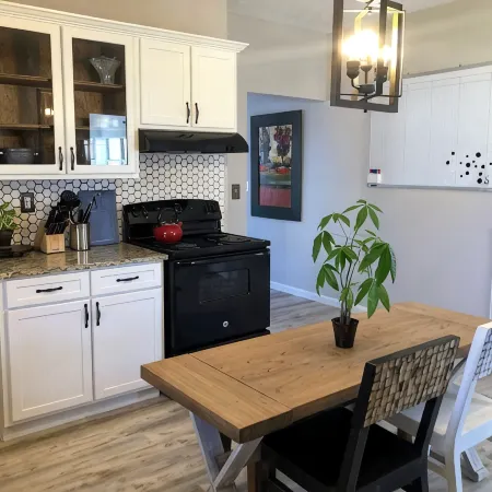 Artistic Retreat - Walk Downtown, Sparkling Clean!