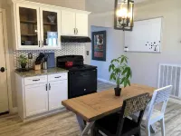 Artistic Retreat - Walk Downtown, Sparkling Clean!