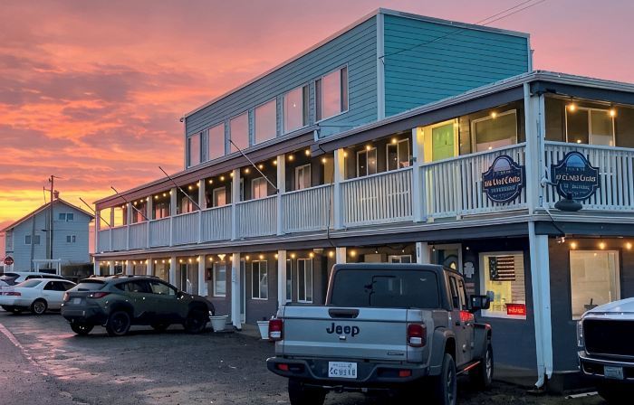 Moments to beach. Two queen beds, full kitchen with essentials. Dog friendly.