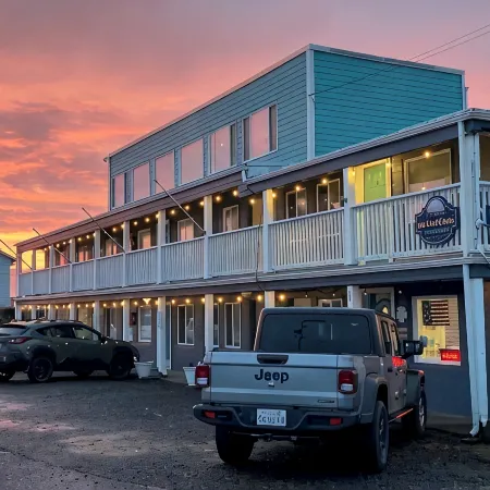 Moments to beach. Two queen beds, full kitchen with essentials. Dog friendly.
