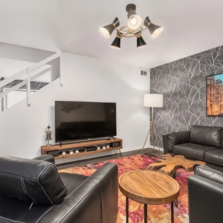 Oakwell Townhome - King Bed Suite minutes from Texas A&M