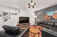 Oakwell Townhome - King Bed Suite minutes from Texas A&M - Homestays