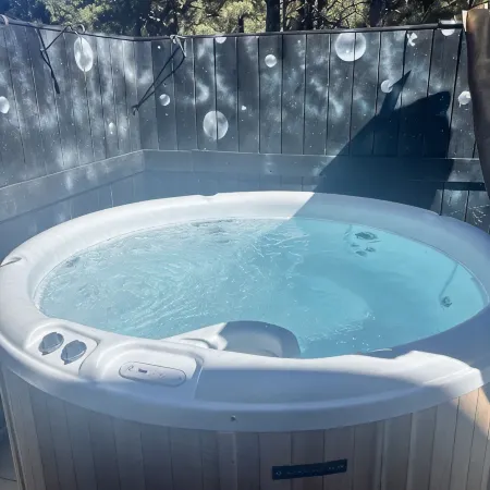 New listing! Modern ski retreat 2min to skiing! Dog friendly! 4bed3bath hottub