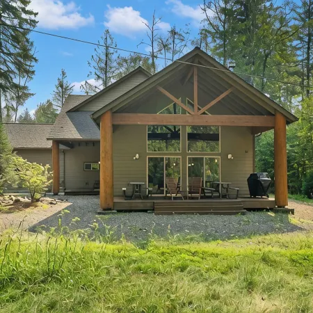 4000sqft, 1-acre Custom Cabin Retreat w Game Room, Hot Tub & Sauna @Mt Hood