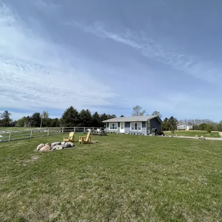 Cozy Lakefront Cottage - Gorgeous Views of Lake Huron!