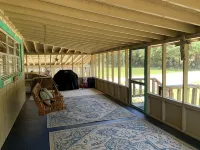 LOTS of parking for vehicles and boats. Large porch with swing and table, chairs - 2つ星