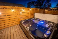 Jungalow Bungalow w/hot tub right across from WWU, close to downtown and shops!