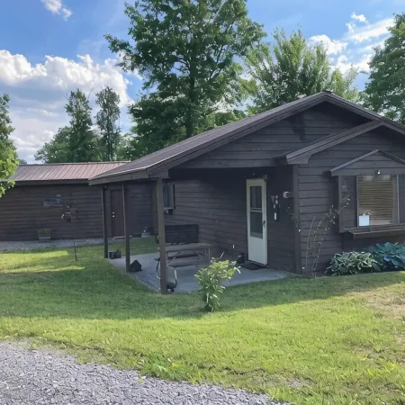 Cozy Creek Cabin: 1-Bedroom Cabin next to Pipestem Resort