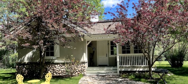 A quaint cottage in the woods. Close to world class ski resort, Sun Valley. Hotels in Blaine County
