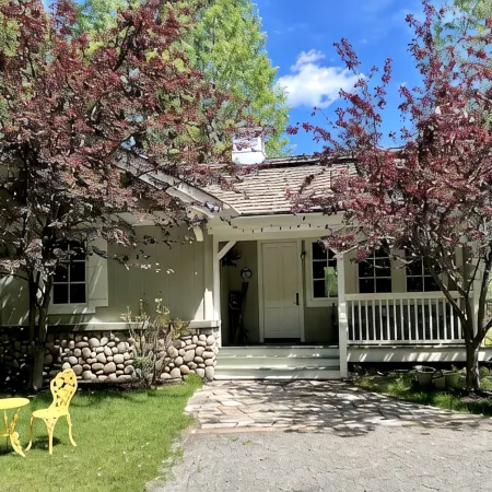 A quaint cottage in the woods. Close to world class ski resort, Sun Valley.