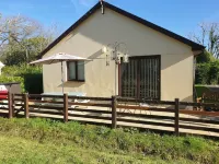 Large 3 bed bungalow set in Woodland grounds near Tamar lakes and local beaches - 2-Star