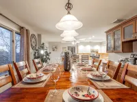 Amenity-Rich Fun Cabin~HotTub*GameRm*20-min to Ski Hotels in Cairo