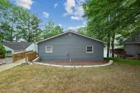 Amazing lake views for the perfect family getaway at the Lake Thirteen Retreat!