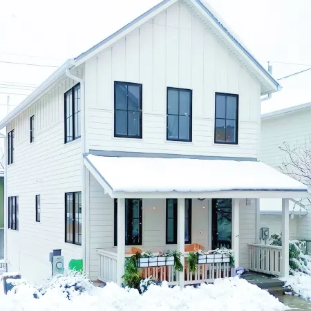 Walk to Downtown • 3Br/3BA Townhome • Garage + Porch
