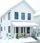 Walk to Downtown • 3Br/3BA Townhome • Garage + Porch