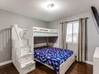 Spacious Home with Gorgeous Backyard Kitchen, Close to Top Shopping Destinations 린더 호텔