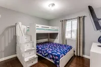 Spacious Home with Gorgeous Backyard Kitchen, Close to Top Shopping Destinations - Wifi