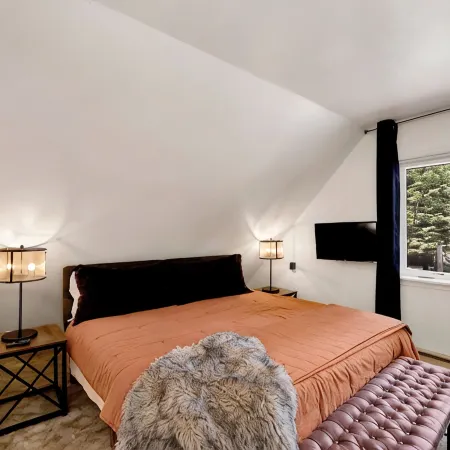 Nine Pines Outpost: Pet Friendly, Hot Tub, Game Room, w/ Private Treetop Escape.