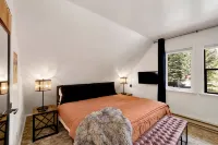 Nine Pines Outpost: Pet Friendly, Hot Tub, Game Room, w/ Private Treetop Escape. - Boutique