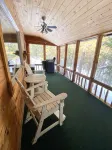 Cozy Bear Den - private house with fenced yard! - Homestays