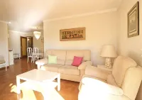 Ideally located 3-bedroom apartment with air conditioning and parking. -  Ferienwohnungen