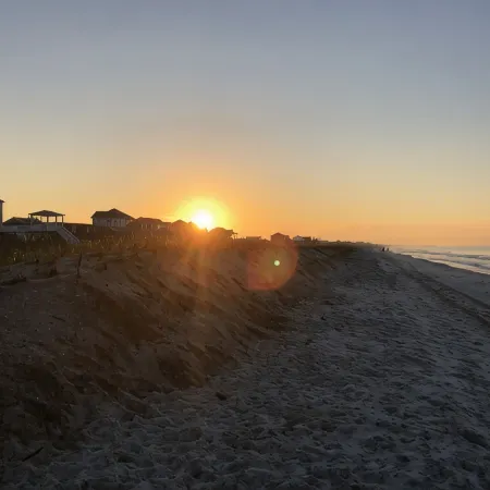 "The Beach Bucket" Beautiful Beach House located in Oak Island, NC