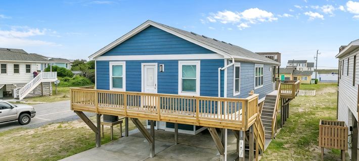 Wright Salty/One Block to Beach/Dog Friendly/Ocean Views/Covered Outdoor Space Hotels in Kill Devil Hills