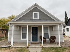 Cheerful 3-bedroom home w/free parking on premises